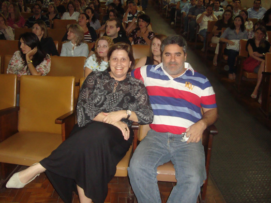 Ao lado da esposa Patrícia Calin Zeitoum dos Santos, o vereador Marcelo Otaviano prestigia a palestra do Dr. Cury